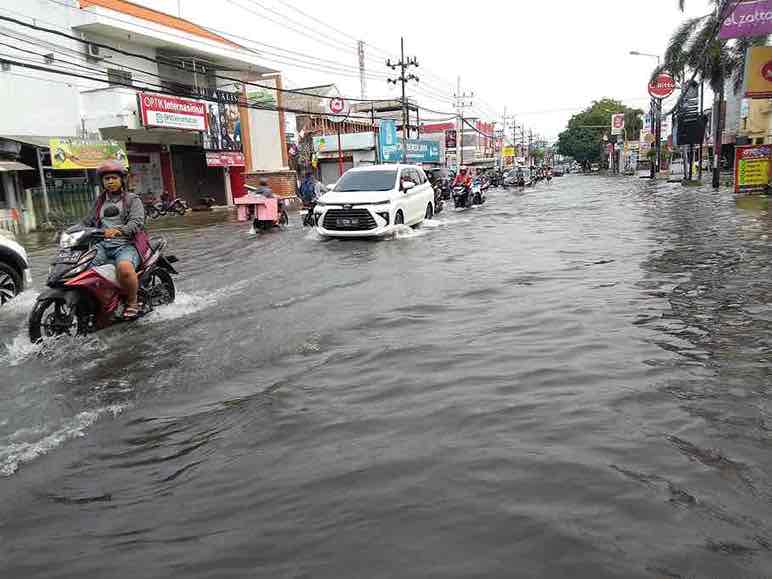 Waru Sidoarjo Banjir Selutut Orang Dewasa, Begini Kondisinya Kendaraan Menerjang Banjir di Jalan Raya Tropodo, Kecamatan Waru, Sidoarjo
