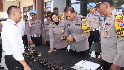 Kompol Yoyok Dwi Purnomo Memeriksa Senpi Anggotanya