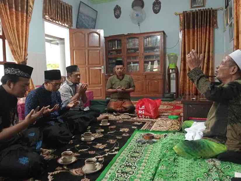 Kyai Kharismatik Suyuti Toha Dukung dan Doakan Gus Farkhan Menjadi Pengganti Gus Miftah Kyai 'Kharismatik' Suyuti Toha Dukung dan Doakan Gus Farkhan Evendi