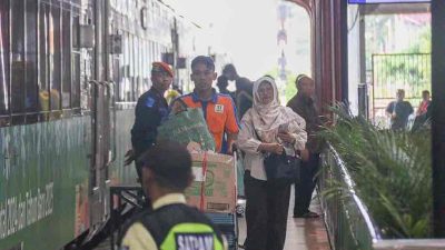 Libur Natal dan Tahun Baru Penumpang Kereta Api Memadati Stasiun