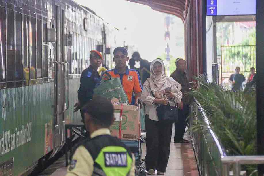 Mau Liburan Nataru, Buruan Checkout Tiket Kereta Api Daop 7 Tinggal Segini Libur Natal dan Tahun Baru Penumpang Kereta Api Memadati Stasiun