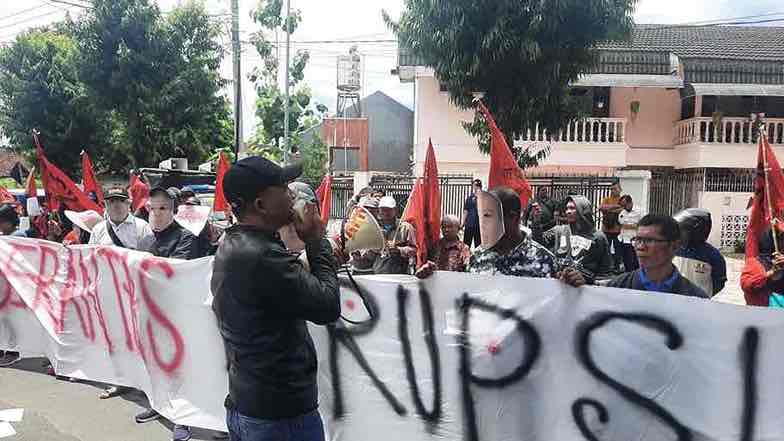 Danantara dan Bayang - Bayang Korupsi, KRPK Tekankan Pentingnya Transparansi dan Akuntabilitas Massa yang tergabung dalam Komite Rakyat Pemberantas Korupsi (KRPK) dan Front Mahasiswa Revolusioner (FMR) menggelar aksi demo di Kantor Kejaksaan Negeri Kota Blitar