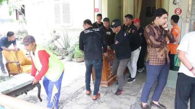 Amankan Aset dari Warga , KAI Daop 7 Madiun Keluarkan Isi dari Dalam Bangunan