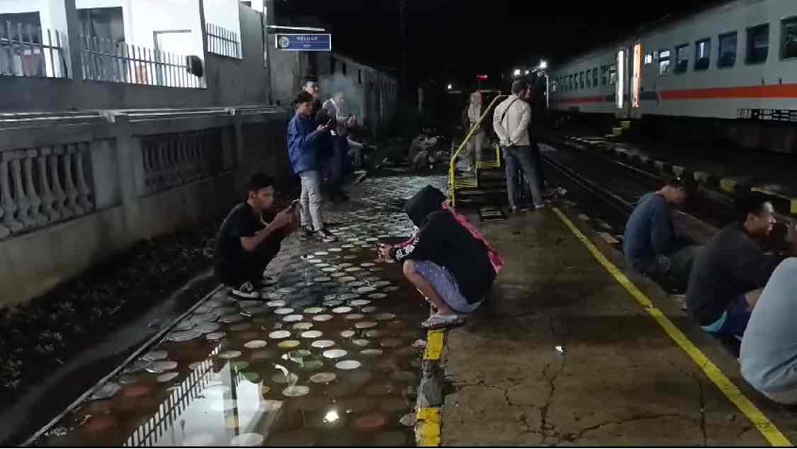 Dampak Banjir dan Longsor di Pogajih - Kesamben, Penumpang Kereta Api Terdampak Boleh Kembalikan Tiket Diganti 100 persen Para Penumpang Kereta Tertahan di Stasiun Kesamben Akibat Banjir Menerpa Rel Kereta Api di KM 93 antara Stasiun Kesamben dan Stasiun Pohgajih