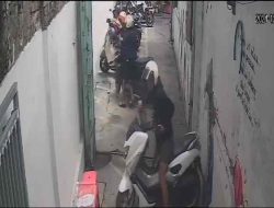 Viral Pencuri Motor Terekam CCTV di Sidoarjo, Pelaku Pura-Pura Motornya Mogok Justru Embat Motor Lain Viral Pencuri Motor Terekam CCTV di Sidoarjo, Pelaku Pura-Pura Motornya Mogok Justru Embat Motor Lain