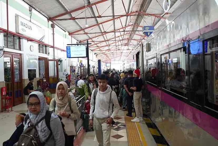 Lonjakan Pemudik, Stasiun Blitar Tambah Kereta Api Brantas Penumpang Kereta Api di Daop 7 saat Libur Menjelang Hari Raya Idul Fitri Meningkat