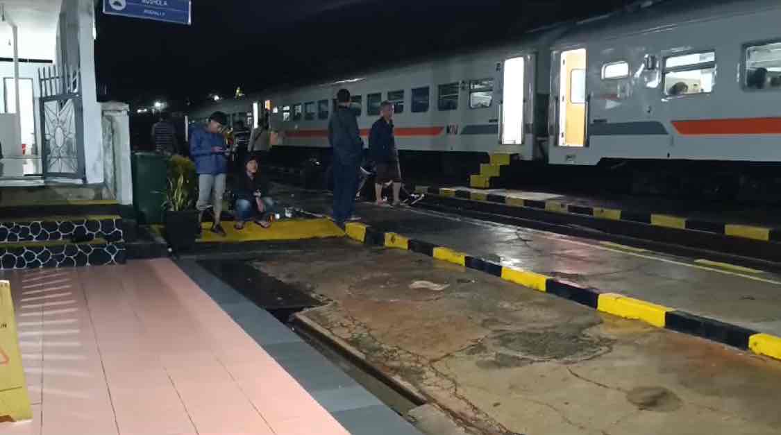 3 Kereta Api Sempat Tertahan Karena Banjir di KM 93 antara Kesamben-Pohgajih Penumpang Kereta Tertahan di Stasiun Kesamben Akibat Banjir Menerpa Rel Kereta Api di KM 93 antara Stasiun Kesamben dan Stasiun Pohgajih, Sabtu (30/11/2024) malam