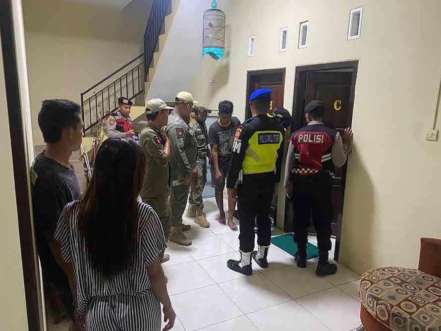 Petugas Gambungan Polri, TNI, dan Satpol PP Kota Blitar Merazia Rumah Kos di Kota Blitar