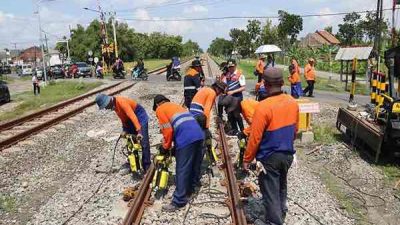 Petugas PT KAI Daop 7 Madiun Memperbaiki Sarana dan Prasarana Perjalanan Kereta Api Seperti Memperbaiki Rel Kereta Api