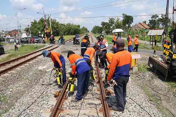 Jelang Nataru, PT KAI Daop 7 Lakukan perbaikkan dan penggantian prasarana untuk Keselamatan Perjalanan KA Petugas PT KAI Daop 7 Madiun Memperbaiki Sarana dan Prasarana Perjalanan Kereta Api Seperti Memperbaiki Rel Kereta Api