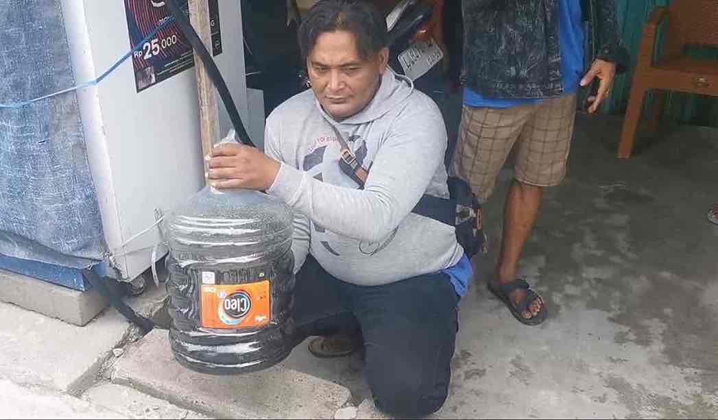 Viral Video BBM Dioplos Air Radiator Dibongkar Polsek Krian Sidoarjo Petugas dari Unit Reskrim Polsek Krian Memeriksa BBM Oplosan Air Radiator