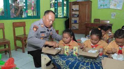 Polres Blitar Kota Membantu Makan Siang Gratis Pelajara