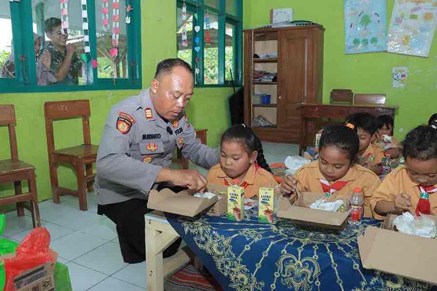 Dukung Ketahanan Panangan, Lahan 1,7 Haktare Polres Blitar Kota Disulap jadi Lahan Pertanian Polres Blitar Kota Membantu Makan Siang Gratis Pelajara