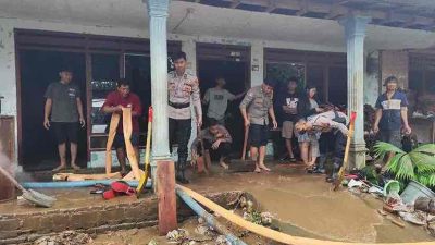 Polres Blitar Peduli, Giatkan Penanganan Bantuan Korban Dampak Banjir di Wilayah Kecamatan Binangun