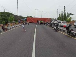 Tak Kuat Menanjak, Truk Kontainer Terguling di Taman Sidoarjo, Jalur Mojokerto-Surabaya Macet Tak Kuat Menanjak, Truk Kontainer Terguling di Taman Sidoarjo, Jalur Mojokerto-Surabaya Macet