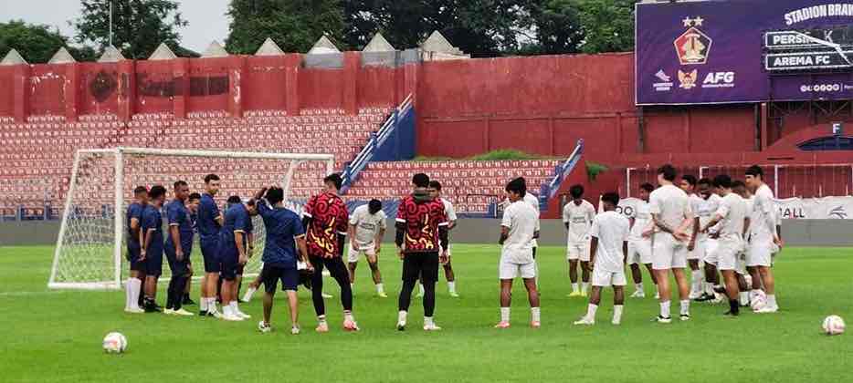 Semen Padang saat Mencoba Rumput Stadion Brawijaya Kediri
