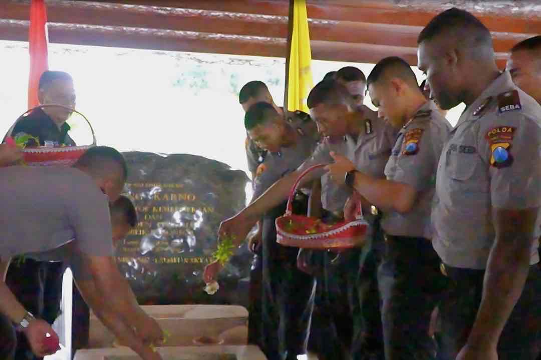 Siswa Bintara Latja Polisi Asal Papua Ziarah ke Makan Bung Karno Siswa Bintara Latja Polisi Asal Papua Ziarah ke Makan Bung Karno
