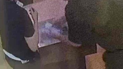 Tangkapan Layar CCTV WNA Tengah Mengambil Uang dari Laci Toko Pertanian di Malang