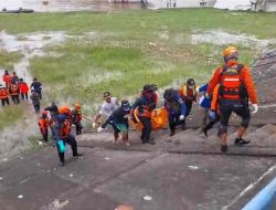 Tim SAR Gabungan Temukan Akhmat di Bengawan Solo Gresik Tim SAR Gabungan Temukan Akhmat di Bengawan Solo Gresik
