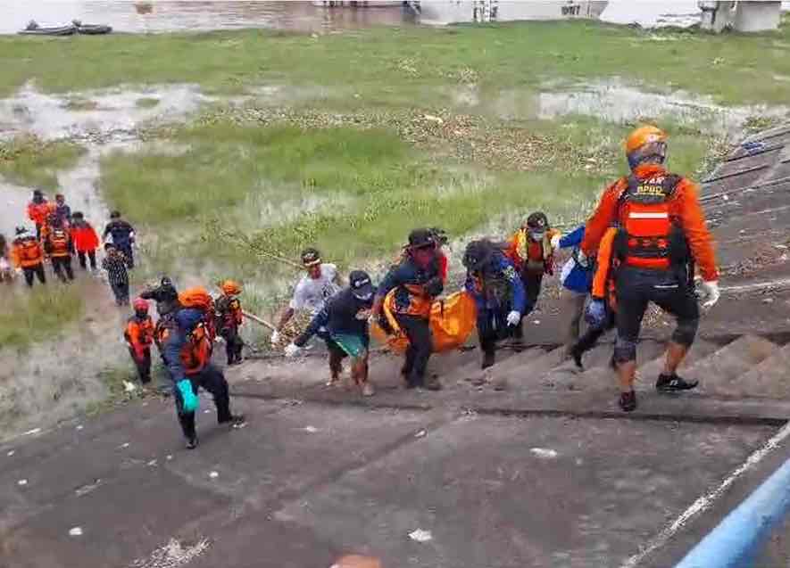 Tim SAR gabungan berhasil menemukan Akhmat Juwariyanto di Sungai Bengawan Solo Gresik