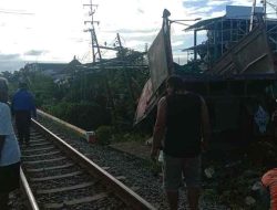 Penjaga Palang Pintu Tertidur, Truk Gandeng Ringsek Dihantam Kereta Api di Kota Blitar Penjaga Palang Pintu Tertidur, Truk Gandeng Ringsek Dihantam Kereta Api di Kota Blitar