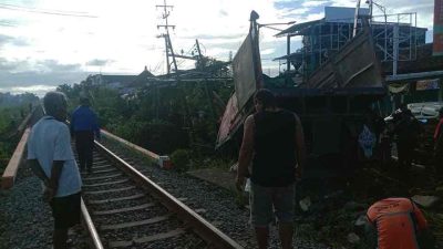 Penjaga Palang Pintu Tertidur, Truk Gandeng Ringsek Dihantam Kereta Api di Kota Blitar