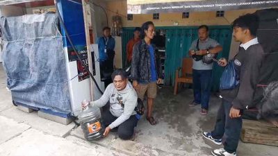 Viral Video BBM Dioplos Air Radiator Dibongkar Polsek Krian Sidoarjo