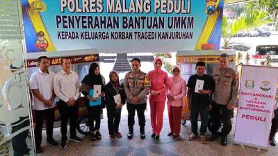 Wakapolres Malang, Kompol Imam Mustolih Menyerahkan Bantuan untuk Korban Tragedi Kanjuruhan