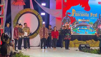 Walikota Blitar, Drs H Santoso, M.Pd Menyerahkan Sertifikat ke 4 Perwakilan dari Kelurahan Kampung Pancasila di Kota Blitar