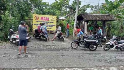 Warga Dusun Tegalrejo Desa Pagerwojo Kecamatan Kesamben Kabupaten Blitar Menutup Akses Jalan ke TPA karena Menimbulkan Lalat dan Aroma Busuk