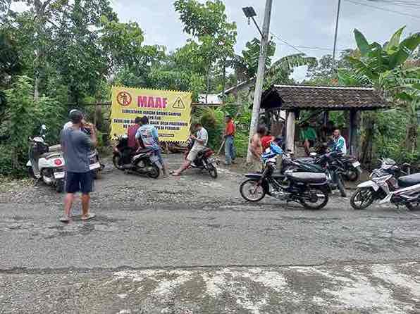 Timbulkan Bau dan Lalat, Warga Tutup Tempat Pembuangan Akhir Sampah Warga Dusun Tegalrejo Desa Pagerwojo Kecamatan Kesamben Kabupaten Blitar Menutup Akses Jalan ke TPA karena Menimbulkan Lalat dan Aroma Busuk