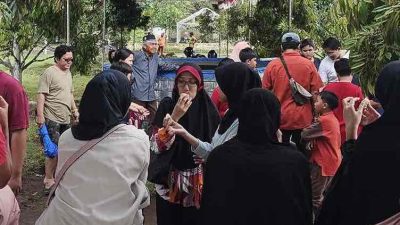 Wisatawan Menikmati Durian di Republik Durian di Desa Ngaglik, Kecamatan Srengat, Kabupaten Blitar