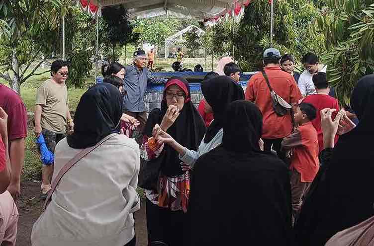 Wisatawan Menikmati Durian di Republik Durian di Desa Ngaglik, Kecamatan Srengat, Kabupaten Blitar