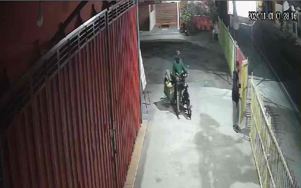 Curi Gas LPG 3 Kg, Seorang Pemuda Terekam CCTV Aksi Pelaku Pencurian Gas LPG 3 kg Terekam CCTV
