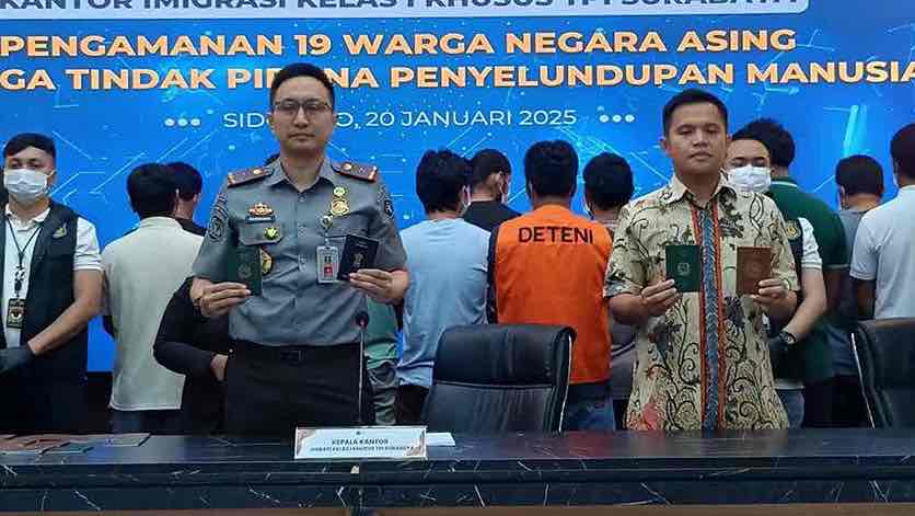 17 WNA Hendak Diamankan Imigrasi Surabaya saat Hendak Diselundupkan ke Eropa Kantor Imigrasi Kelas I Surabaya Mengamankan 17 WNA yang Diduga Hendak Diselundupkan ke Eropa