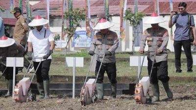 Kapolda Jawa Timur, Irjen Pol Drs. Imam Sugianto,M.Si bersama Pj Gubernur Jawa Timur, Adhy Karyono melaksanakan penanaman jagung serentak 1 Juta hektare di Kabupaten Blitar