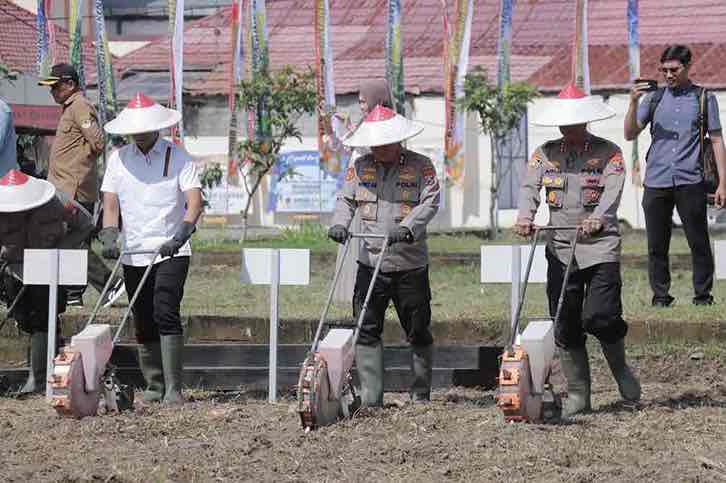 Kapolda Jawa Timur Bersama Pj Gubernur Jawa Timur, Menanam Jagung di Kabupaten Blitar, Ini Bibitnya Kapolda Jawa Timur, Irjen Pol Drs. Imam Sugianto,M.Si bersama Pj Gubernur Jawa Timur, Adhy Karyono melaksanakan penanaman jagung serentak 1 Juta hektare di Kabupaten Blitar