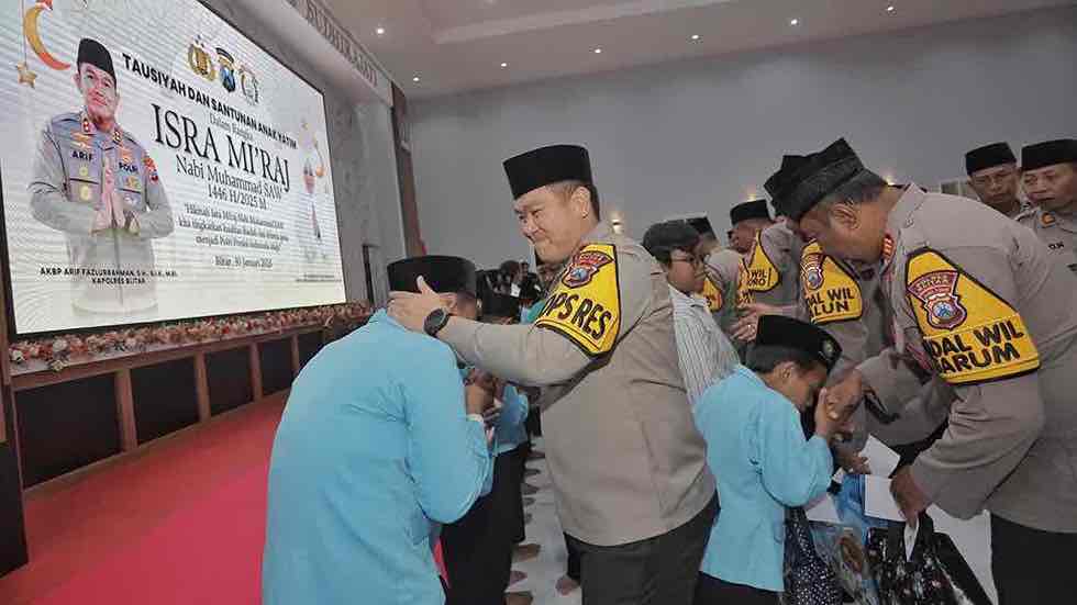 Peringati Isra Mi’raj Polres Blitar Gelar Santunan Anak Yatim Kapolres Blitar AKBP Arif Fazlurrahman Memberi Santunan Anak Yatim dalam Peringatan Isra Mi’raj di Mapolres Blitar
