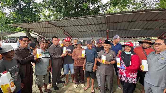 Komisi 2 DPRD Kota Blitar Membagikan Disinfektan bagi Pedagang Sapi di Pasar Hewan Dimoro Kota Blitar