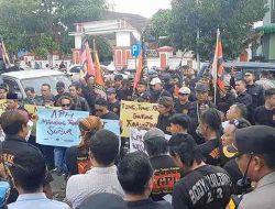 GPI Desak Kejaksaan Negeri Blitar Tuntaskan Kasus Dugaan Korupsi Rumah Dinas Wakil Bupati Blitar GPI Desak Kejaksaan Negeri Blitar Tuntaskan Kasus Dugaan Korupsi Rumah Dinas Wakil Bupati Blitar