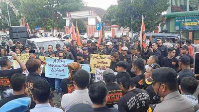 Masa dari GPI Menggelar Aksi Unjuk Rasa di Kantor Kejaksaan Negeri Blitar Kabupaten