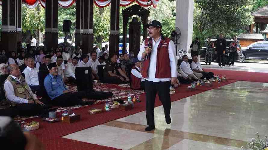 Mensos Saifullah Yusuf Ajak Pendamping Sosial Perkuat Pengentasan Kemiskinan Mensos Saifullah Yusuf Berdialog dengan para pendamping sosial dari Gresik, Sidoarjo, dan Surabaya di Pendapa Delta Wibawa, Kabupaten Sidoarjo