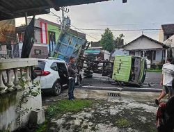 Truk Fuso Terguling Timpa Mobil di Blitar hingga Ringsek, 2 Orang Luka-luka Truk Fuso Terguling Timpa Mobil di Blitar hingga Ringsek, 2 Orang Luka-luka