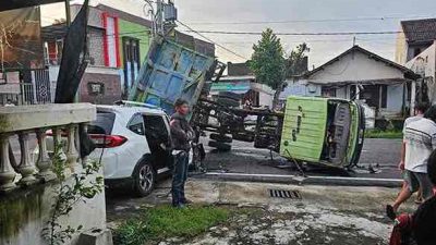 Truk Fuso Terguling Timpa Mobil di Blitar hingga Ringsek, 2 Orang Luka-luka Truk Fuso Terguling Timpa Mobil di Blitar hingga Ringsek, 2 Orang Luka-luka