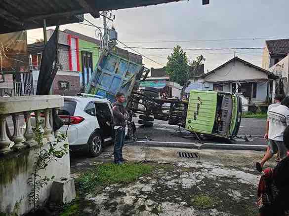 Truk Fuso Terguling Timpa Mobil di Blitar hingga Ringsek, 2 Orang Luka-luka Mobik HRV Ringsek Bagian Depan Akibat Tertimpa Truk Fuso di Jalan Raya Sambong, Kecamatan Kanigoro, Kabupaten Blitar