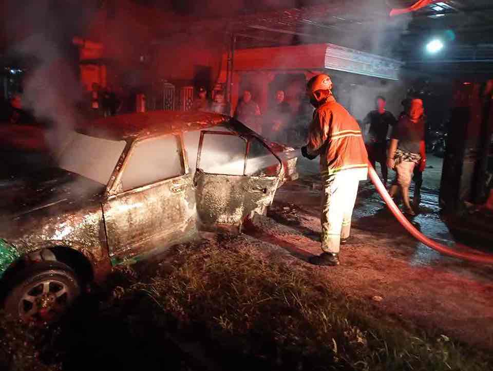 Mobil Sedan Toyota Corolla Hangus Terbakar di Desa Jatinom, Kecamatan Kanigoro, Kabupaten Blitar