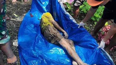 Petugas Mengevakuasi Jenazah Sunaryo Giran (75) warga Desa Jati, Kecamatan Selopuro