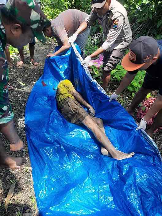 Petugas Mengevakuasi Jenazah Sunaryo Giran (75) warga Desa Jati, Kecamatan Selopuro