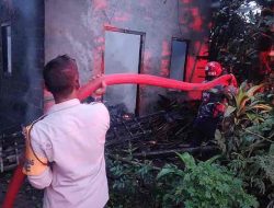 Lampu Teplok Menyambar Rumah Nenek Marwiatin di Sidodadi Garum Lampu Teplok Menyambar Rumah Nenek Marwiatin di Sidodadi Garum
