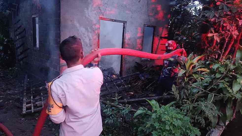 Lampu Teplok Menyambar Rumah Nenek Marwiatin di Sidodadi Garum Petugas Pemadam Kebakaran Kabupaten Blitar Memadamkan Rumah Milik Marwiati (64) warga Desa Sidodadi, Kecamatan Garum yang Terbakar